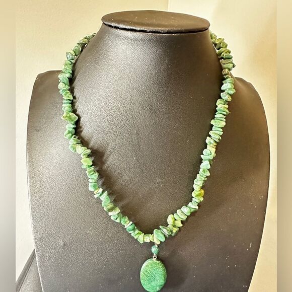 Vintage aventurine chip bead necklace with sterling silver hardware - Picture 3 of 9